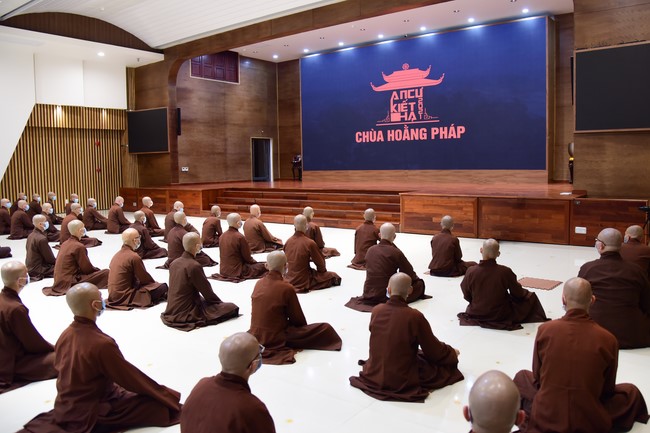 Taking comments to complete recording visual images in the rain season retreat